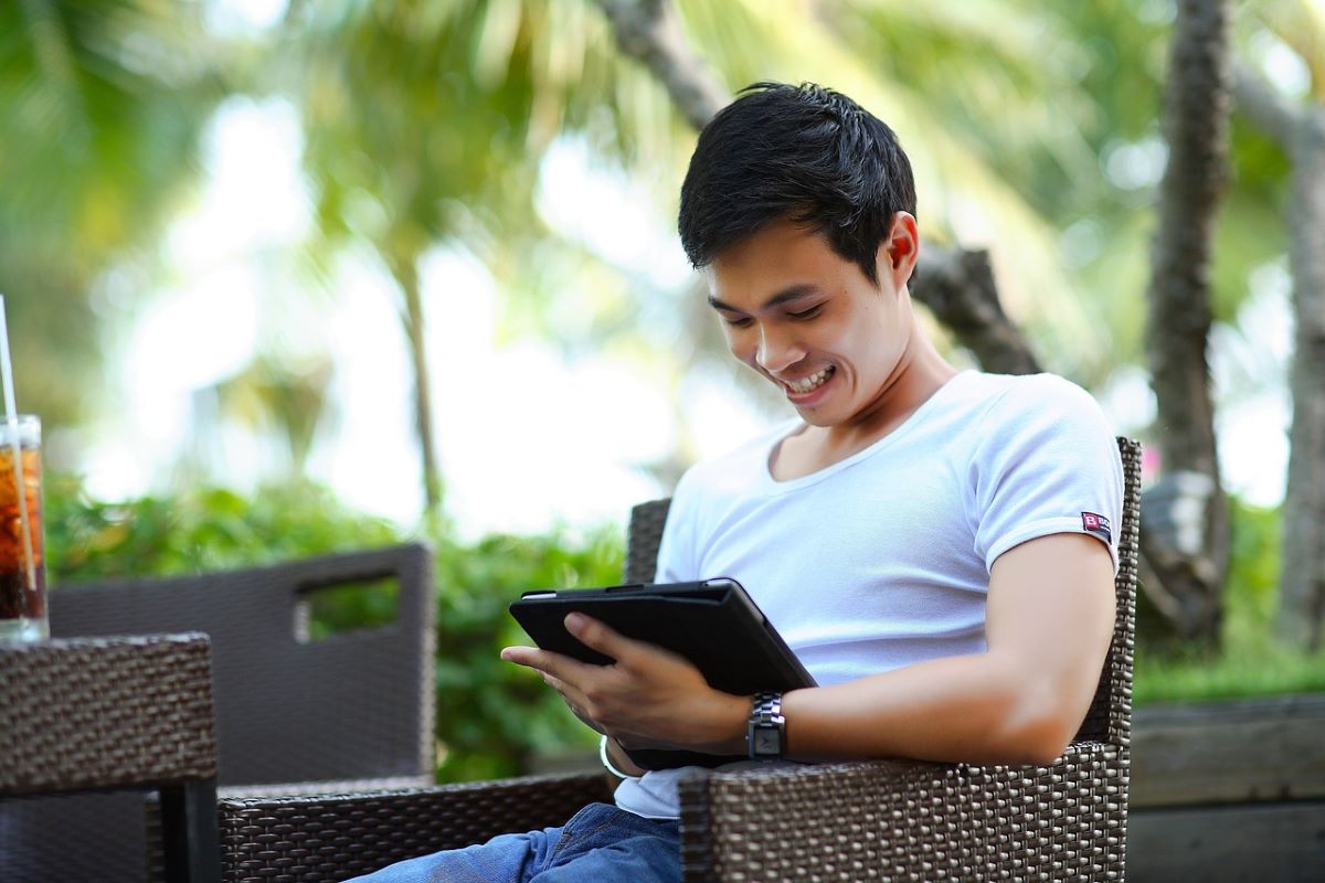 picture of young man solving sudoku online puzzles